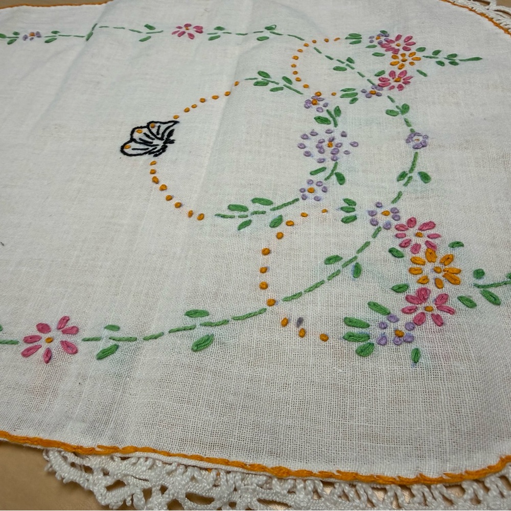 Vintage Linen Embroidered Floral Table Runner or dresser Scarf with Lace Trim - Picture 3 of 13